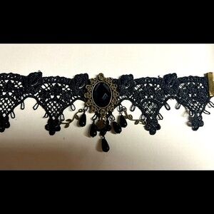 VANCARO Floral Lace Choker adjust to 14”felt on inside for comfort